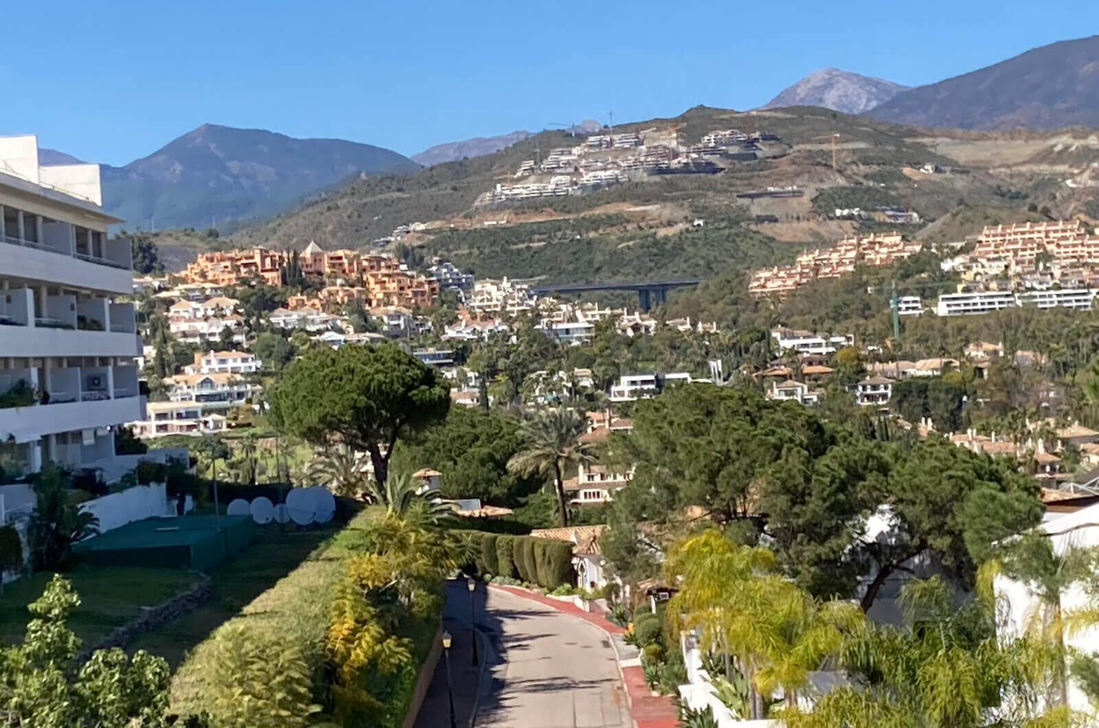 Przepiękny narożny apartament w La Corniche z panoramicznym widokiem na morze i pole golfowe w Nueva Andalucía