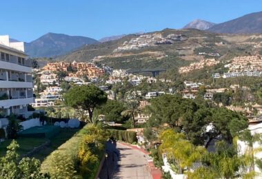 Przepiękny narożny apartament w La Corniche z panoramicznym widokiem na morze i pole golfowe w Nueva Andalucía