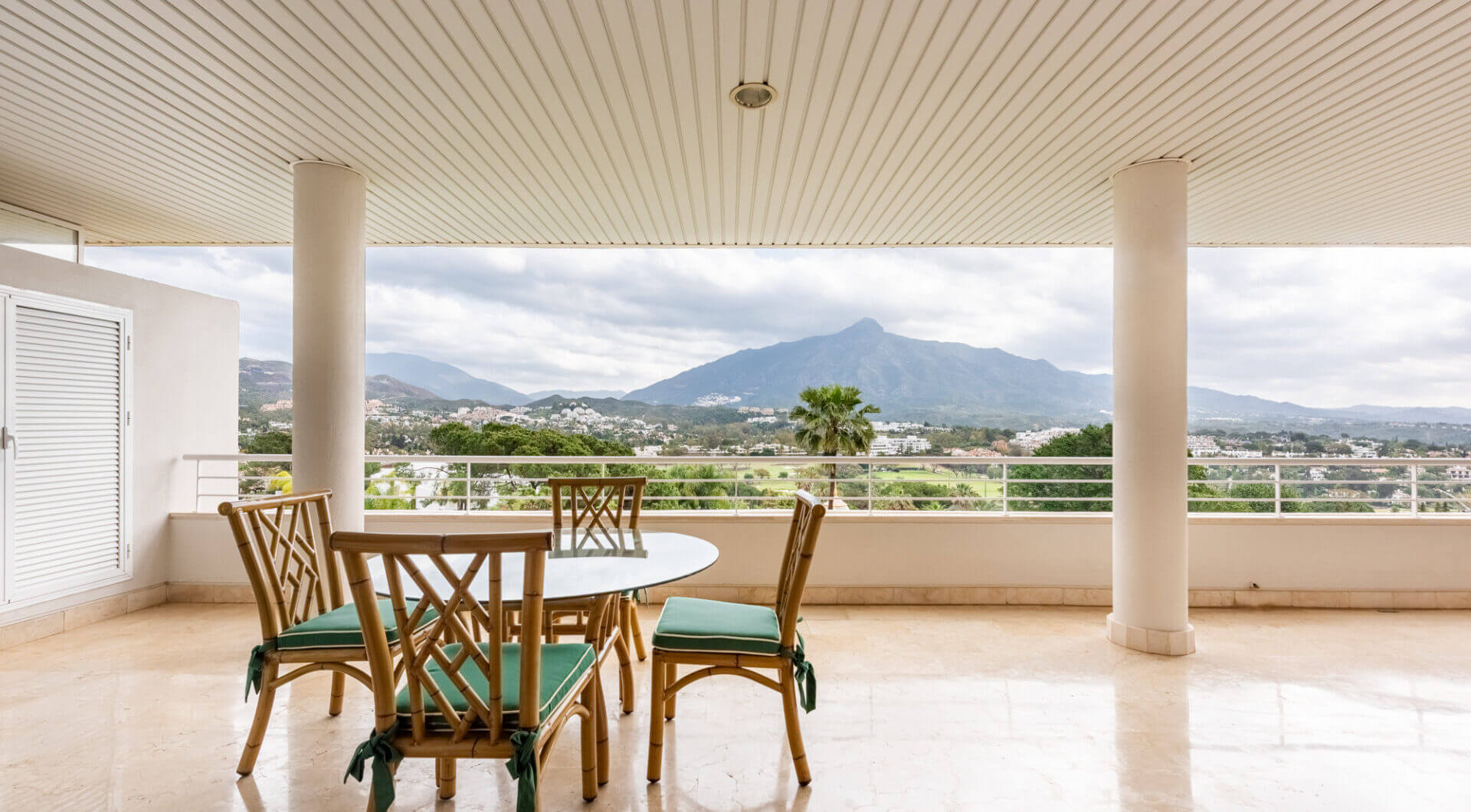 Przepiękny narożny apartament w La Corniche z panoramicznym widokiem na morze i pole golfowe w Nueva Andalucía