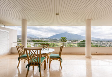 Przepiękny narożny apartament w La Corniche z panoramicznym widokiem na morze i pole golfowe w Nueva Andalucía