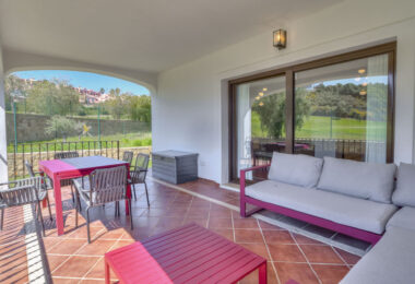 Elegancki 4-Sypialnia Semi Oddzielona Willa w Azata Golf, Estepona Between 124; Jezioro &amp; Panoramic Widok