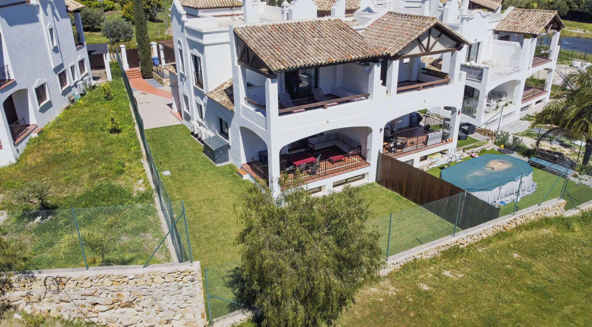 Elegancki 4-Sypialnia Semi Oddzielona Willa w Azata Golf, Estepona Between 124; Jezioro &amp; Panoramic Widok