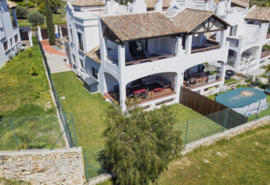 Elegancki 4-Sypialnia Semi Oddzielona Willa w Azata Golf, Estepona Between 124; Jezioro &amp; Panoramic Widok