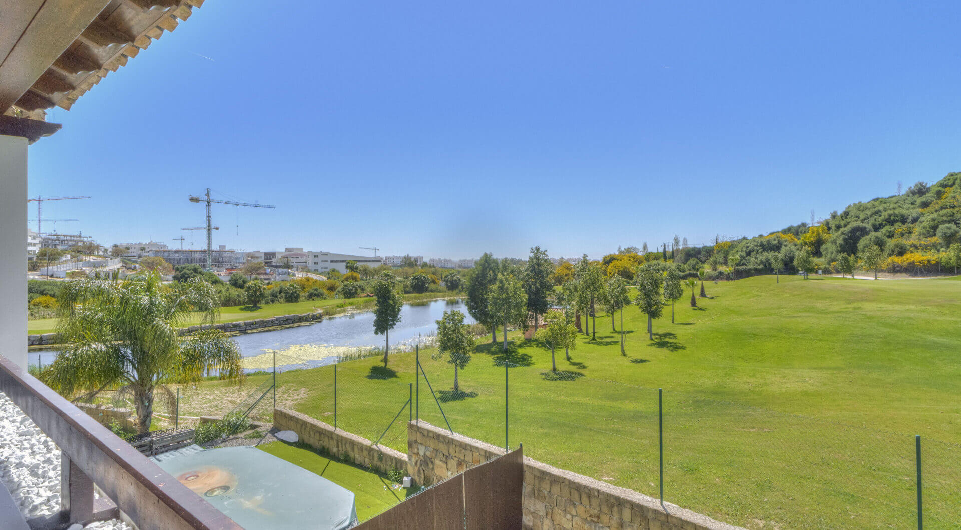 Elegancki 4-Sypialnia Semi Oddzielona Willa w Azata Golf, Estepona Between 124; Jezioro &amp; Panoramic Widok