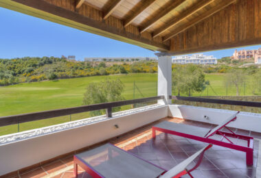 Elegancki 4-Sypialnia Semi Oddzielona Willa w Azata Golf, Estepona Between 124; Jezioro &amp; Panoramic Widok