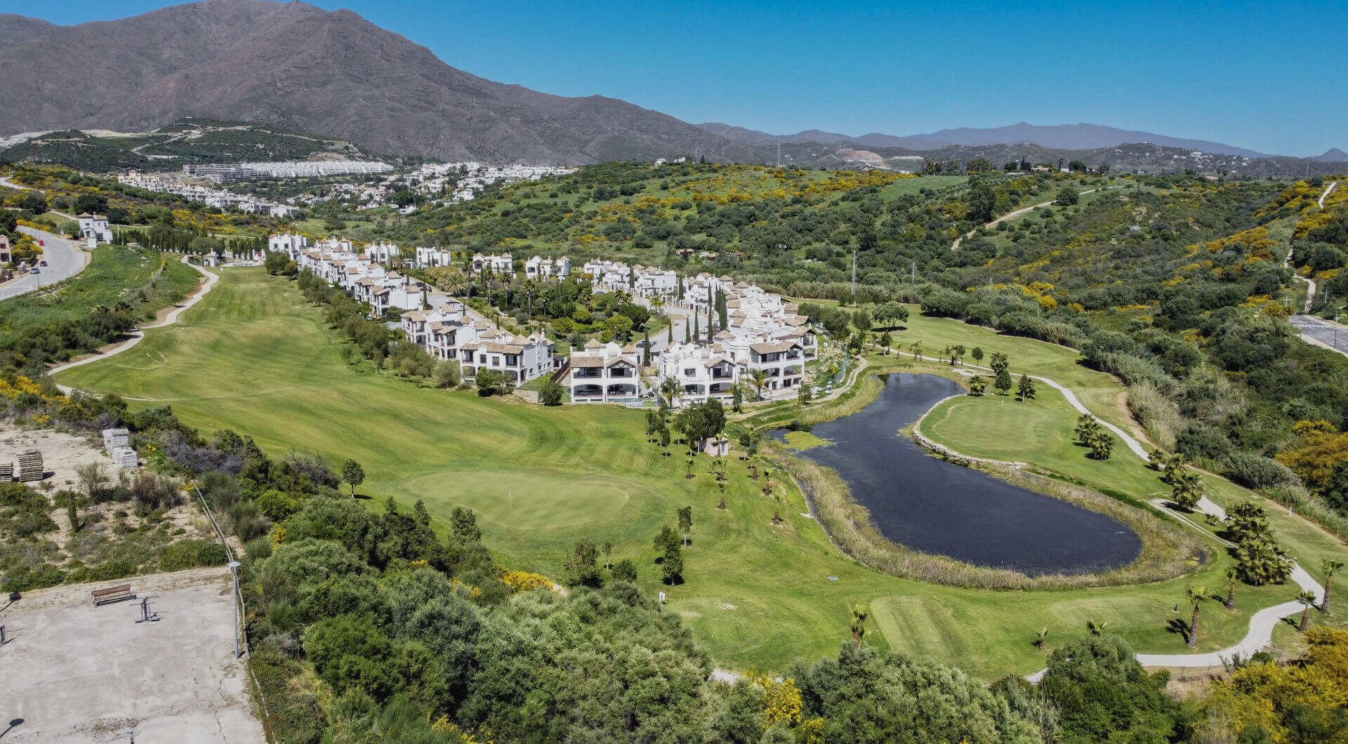 Elegancki 4-Sypialnia Semi Oddzielona Willa w Azata Golf, Estepona Between 124; Jezioro &amp; Panoramic Widok