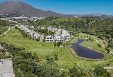 Elegancki 4-Sypialnia Semi Oddzielona Willa w Azata Golf, Estepona Between 124; Jezioro &amp; Panoramic Widok