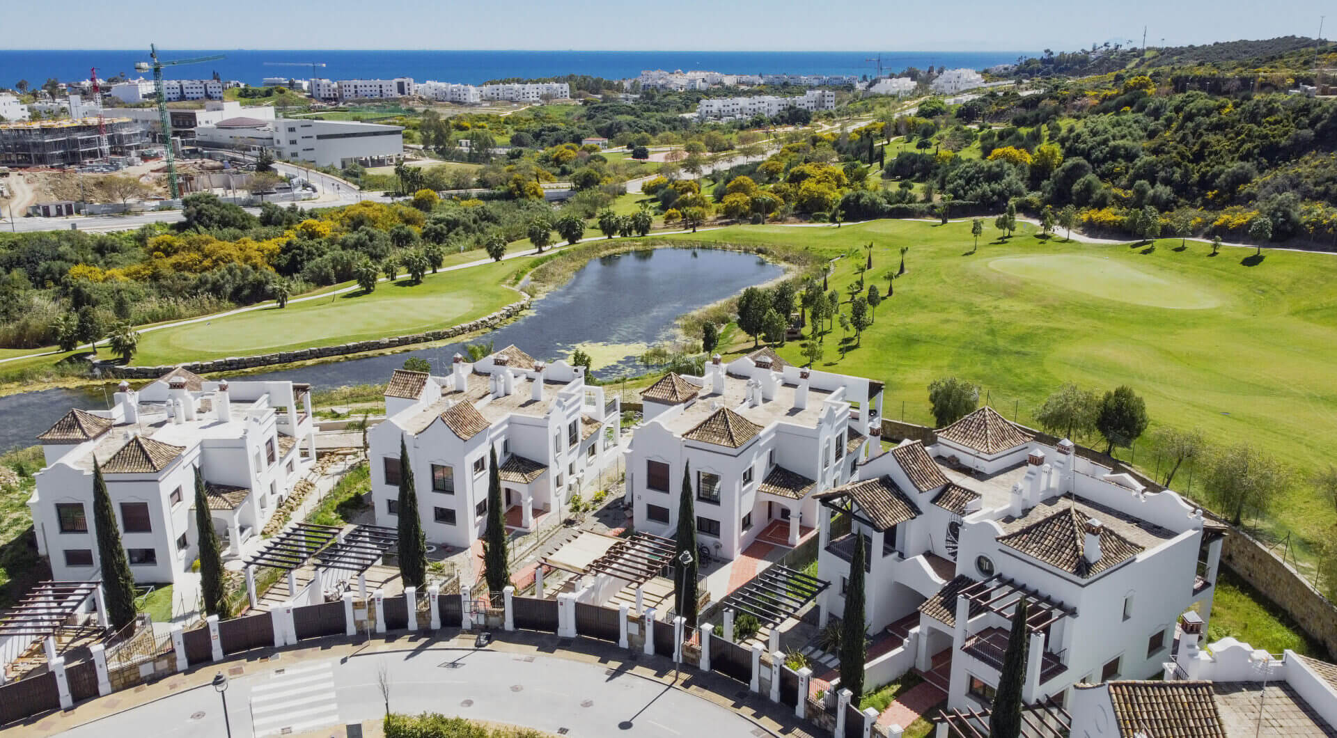 Elegancki 4-Sypialnia Semi Oddzielona Willa w Azata Golf, Estepona Between 124; Jezioro &amp; Panoramic Widok