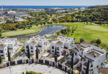 Elegancki 4-Sypialnia Semi Oddzielona Willa w Azata Golf, Estepona Between 124; Jezioro &amp; Panoramic Widok