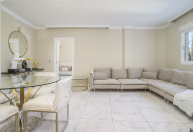 W pełni odnowione mieszkanie na podwyższonym parterze z dużym tarasem – Golden Banus, Nueva Andalucía