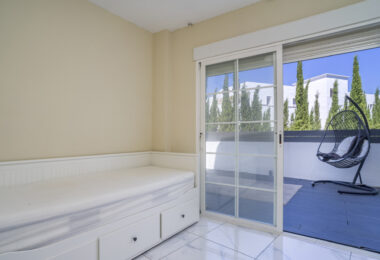 W pełni odnowione mieszkanie na podwyższonym parterze z dużym tarasem – Golden Banus, Nueva Andalucía