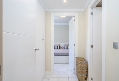 W pełni odnowione mieszkanie na podwyższonym parterze z dużym tarasem – Golden Banus, Nueva Andalucía