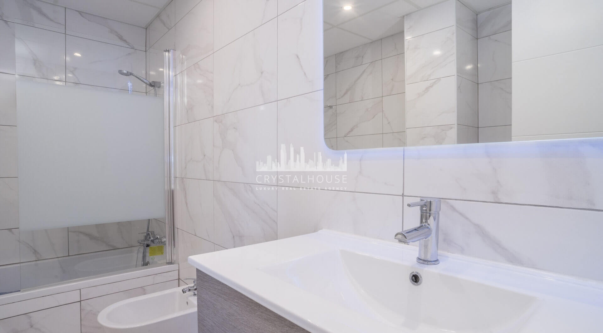 W pełni odnowione mieszkanie na podwyższonym parterze z dużym tarasem – Golden Banus, Nueva Andalucía