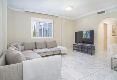 W pełni odnowione mieszkanie na podwyższonym parterze z dużym tarasem – Golden Banus, Nueva Andalucía