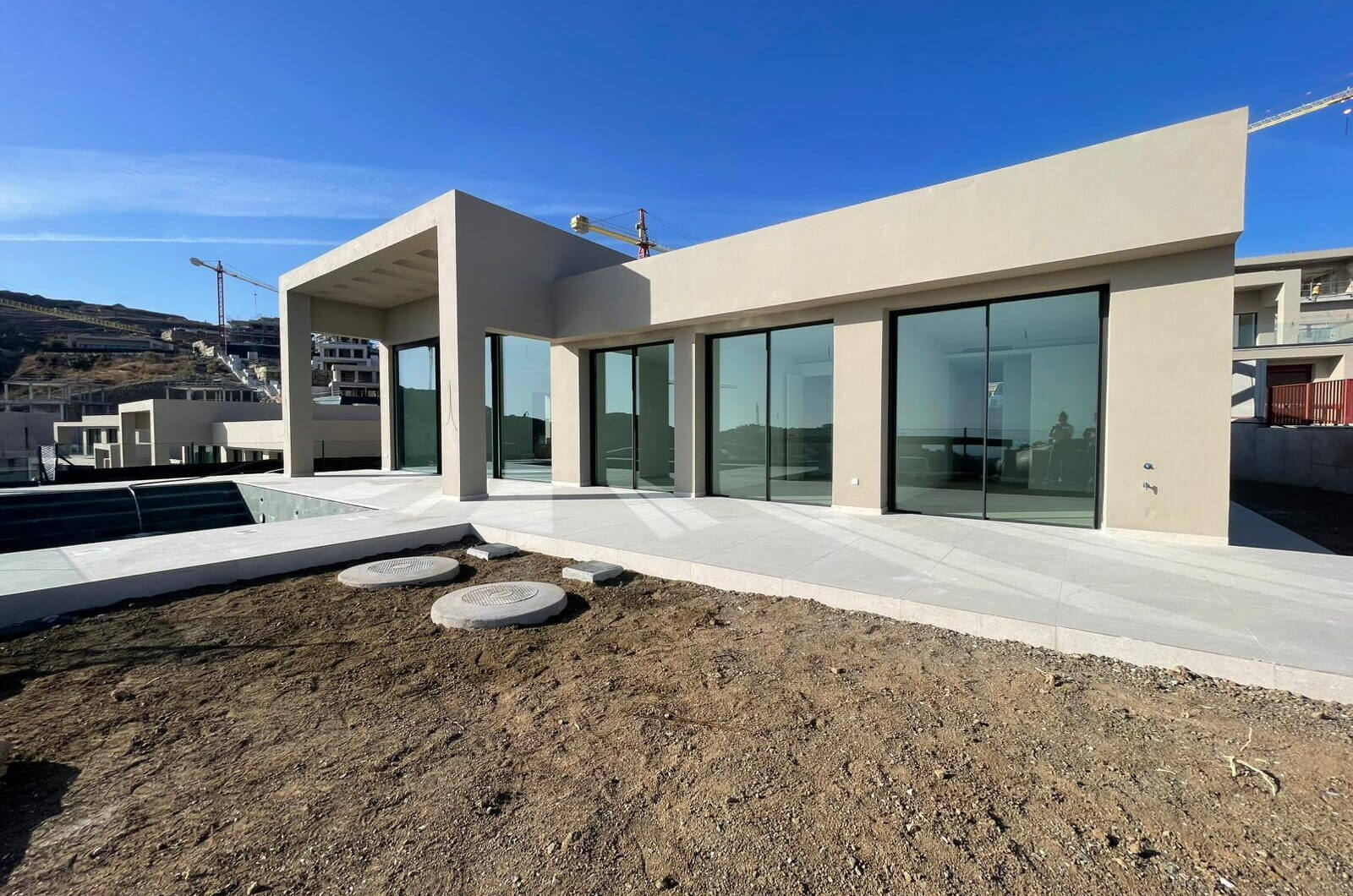 Unikalne możliwości - Brand New 3-Sypialnia Corner Villa w ekskluzywnej Benahavís Estate Ready Q1 2026