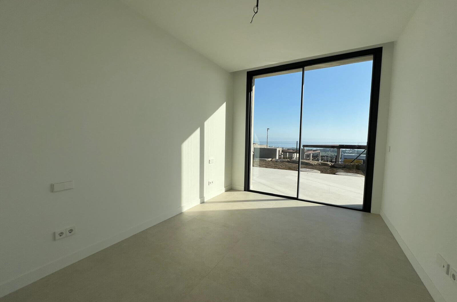 Unikalne możliwości - Brand New 3-Sypialnia Corner Villa w ekskluzywnej Benahavís Estate Ready Q1 2026
