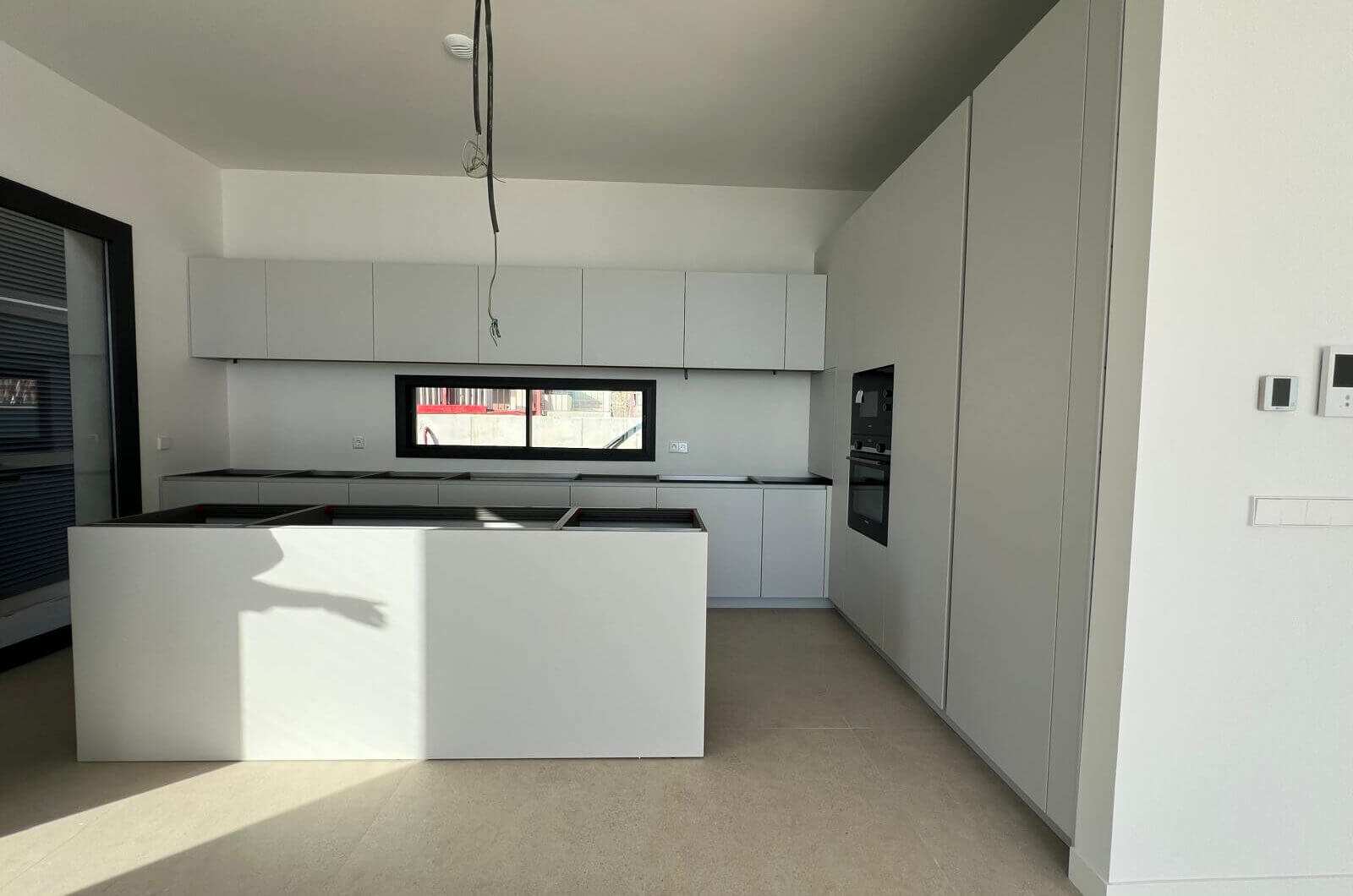 Unikalne możliwości - Brand New 3-Sypialnia Corner Villa w ekskluzywnej Benahavís Estate Ready Q1 2026