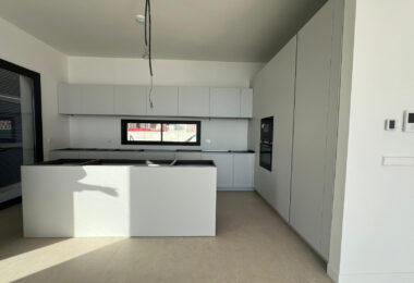 Unikalne możliwości - Brand New 3-Sypialnia Corner Villa w ekskluzywnej Benahavís Estate Ready Q1 2026