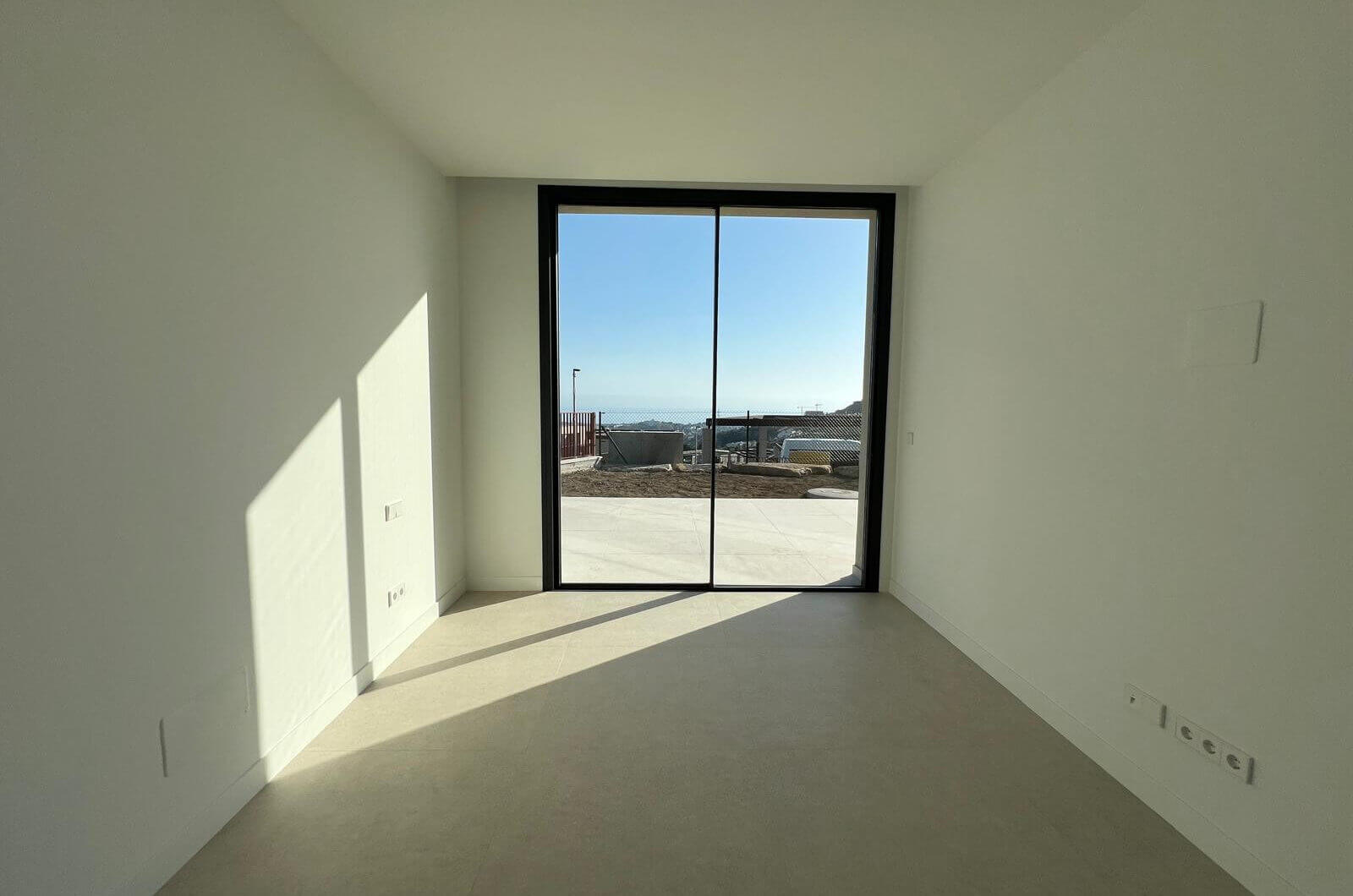 Unikalne możliwości - Brand New 3-Sypialnia Corner Villa w ekskluzywnej Benahavís Estate Ready Q1 2026