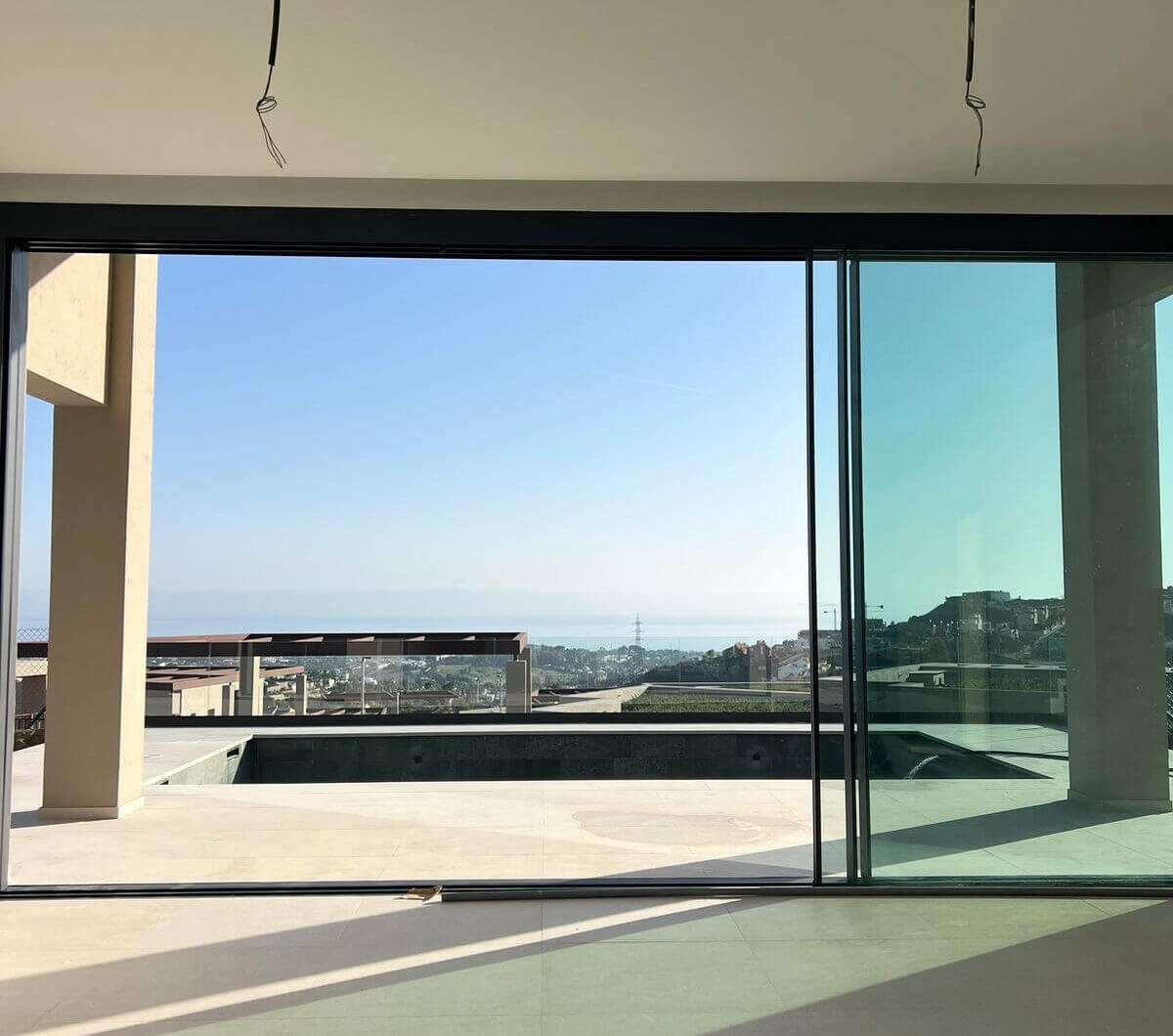 Unikalne możliwości - Brand New 3-Sypialnia Corner Villa w ekskluzywnej Benahavís Estate Ready Q1 2026