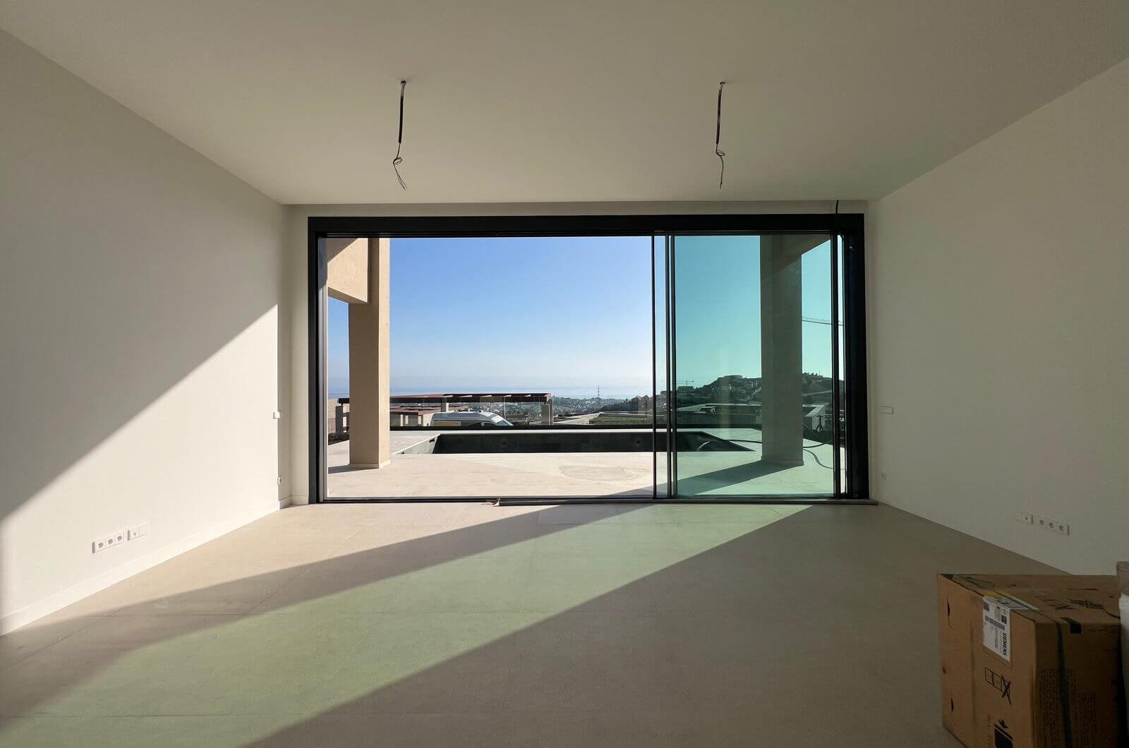 Unikalne możliwości - Brand New 3-Sypialnia Corner Villa w ekskluzywnej Benahavís Estate Ready Q1 2026