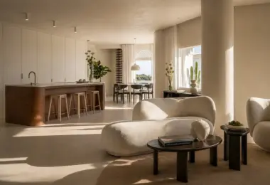 Penthouse Golden Mile Marbella – przestronna kuchnia z wyspą, jadalnia i salon w minimalistycznym stylu