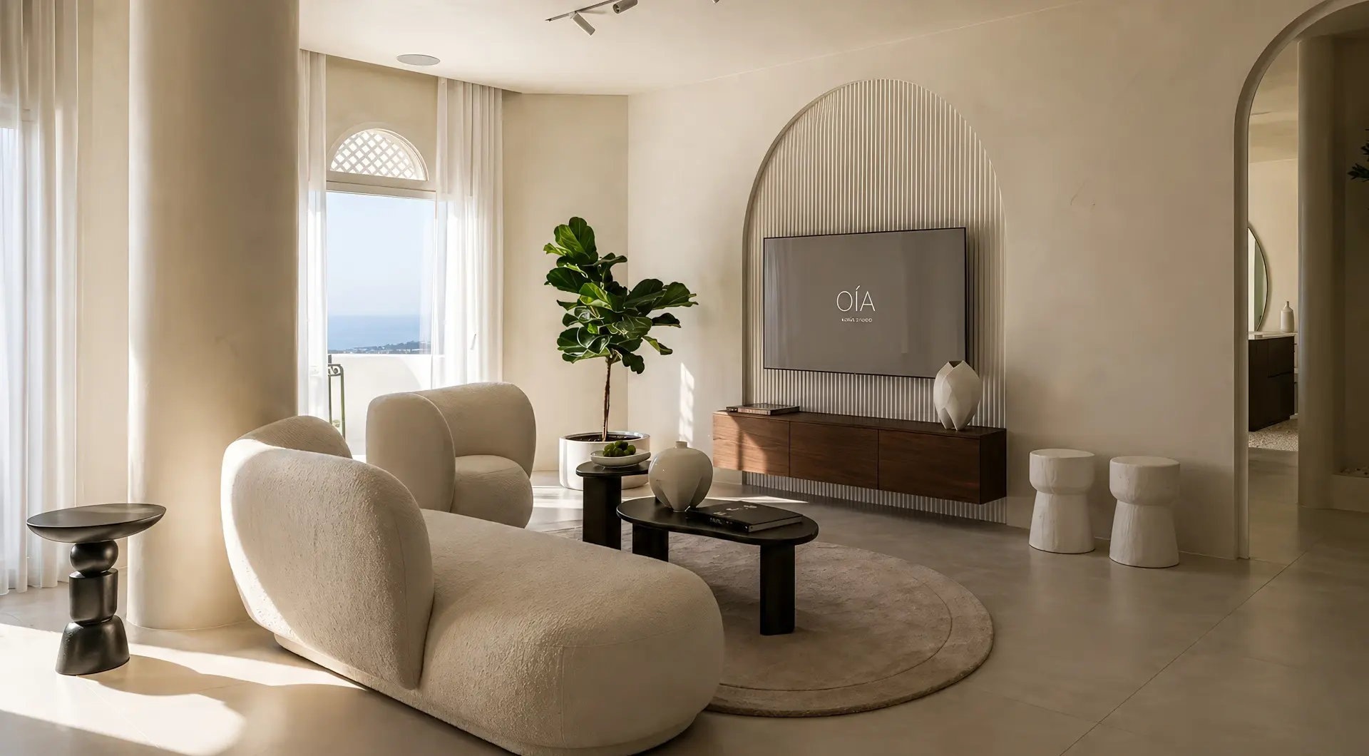 Penthouse Golden Mile Marbella – nowoczesny salon w jasnych beżach z designerskimi meblami i widokiem na morze