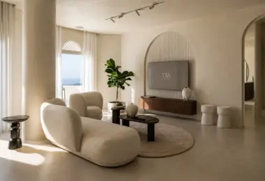 Penthouse Golden Mile Marbella – nowoczesny salon w jasnych beżach z designerskimi meblami i widokiem na morze