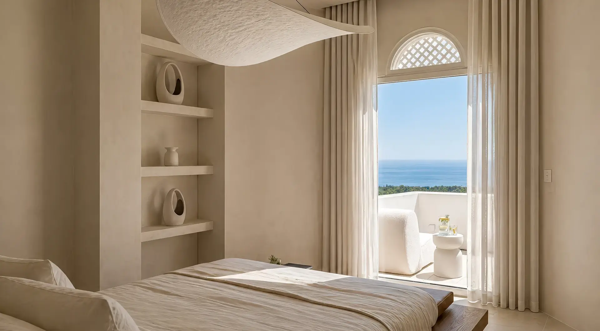 Penthouse Golden Mile Marbella – jasna sypialnia z wyjściem na taras i widokiem na morze