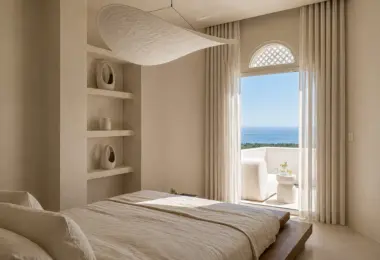 Penthouse Golden Mile Marbella – jasna sypialnia z wyjściem na taras i widokiem na morze