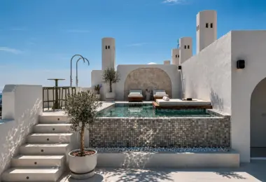 Penthouse Golden Mile Marbella – luksusowy taras z basenem, leżakami i prysznicem zewnętrznym