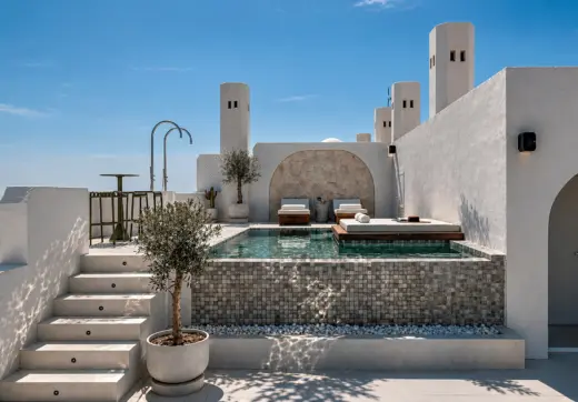 Penthouse Golden Mile Marbella – luksusowy taras z basenem, leżakami i prysznicem zewnętrznym