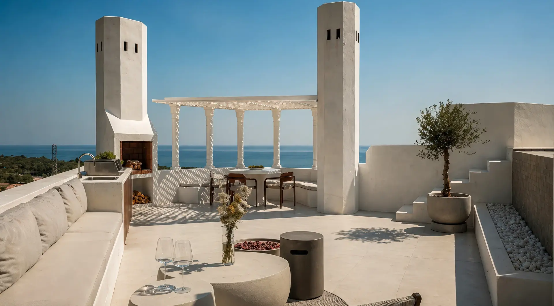 Penthouse Golden Mile Marbella – luksusowy taras z miejscem do wypoczynku, grillem i panoramicznym widokiem na morze