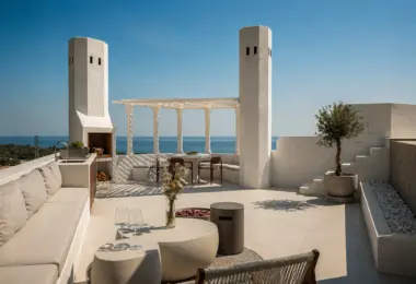 Penthouse Golden Mile Marbella – luksusowy taras z miejscem do wypoczynku, grillem i panoramicznym widokiem na morze