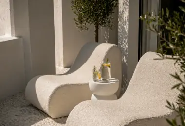 Penthouse Golden Mile Marbella – elegancki taras z nowoczesnymi leżakami i stolikiem z napojami