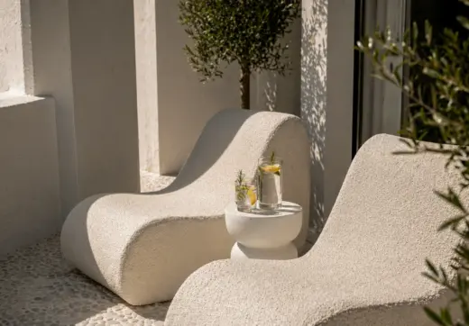 Penthouse Golden Mile Marbella – elegancki taras z nowoczesnymi leżakami i stolikiem z napojami