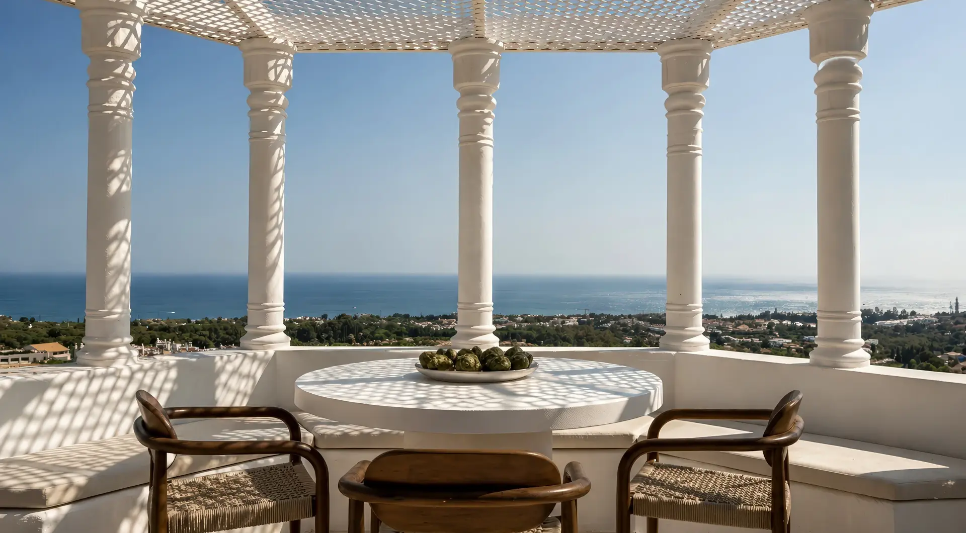 Penthouse Golden Mile Marbella – elegancki taras z pergolą, stołem i panoramicznym widokiem na morze