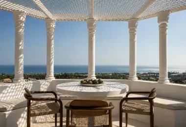 Penthouse Golden Mile Marbella – elegancki taras z pergolą, stołem i panoramicznym widokiem na morze