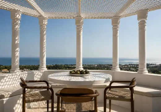 Penthouse Golden Mile Marbella – elegancki taras z pergolą, stołem i panoramicznym widokiem na morze