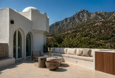 Penthouse Golden Mile Marbella – luksusowy taras z sofą, paleniskiem i widokiem na góry