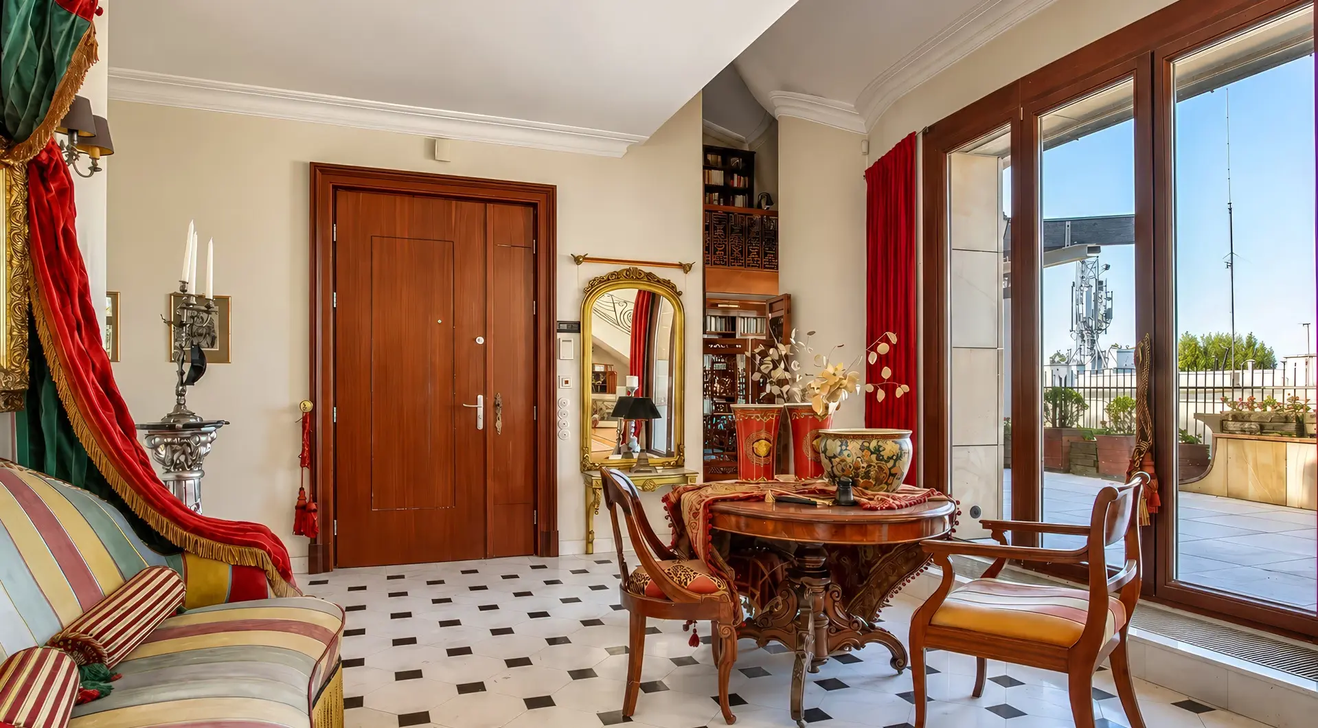 Penthouse Rezydencja Opera Warszawa – elegancki hol wejściowy z częścią wypoczynkową i wyjściem na taras