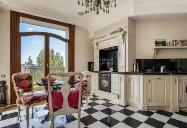 Penthouse Rezydencja Opera Warszawa – klasyczna kuchnia z jadalnią, dużym oknem i wyjściem na taras