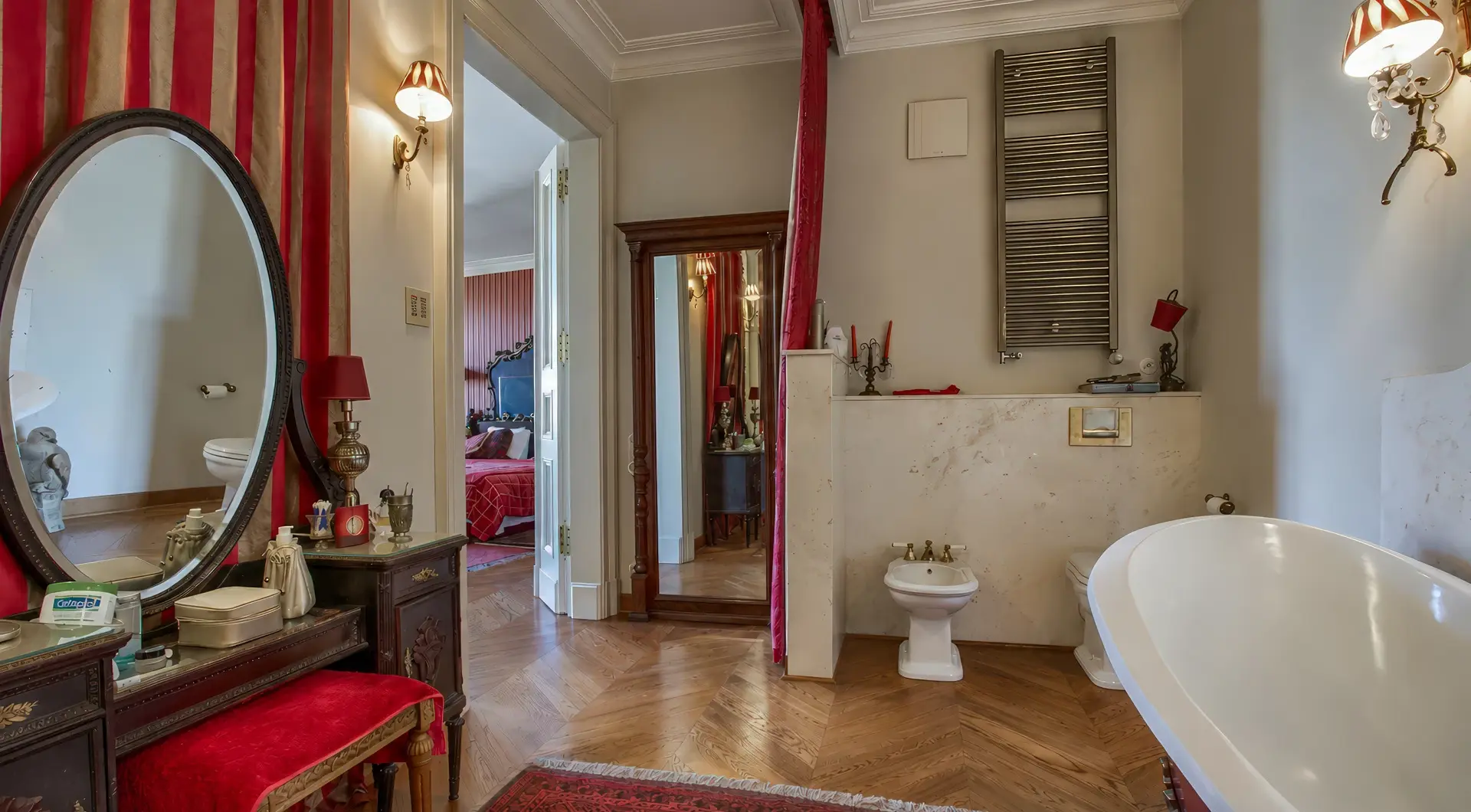 Penthouse Rezydencja Opera Warszawa – przestronna łazienka z wolnostojącą wanną, toaletką i drewnianym parkietem