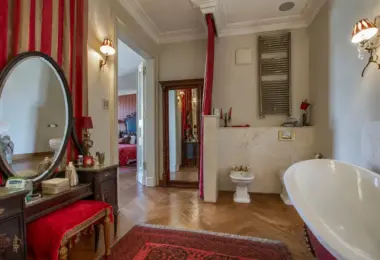 Penthouse Rezydencja Opera Warszawa – przestronna łazienka z wolnostojącą wanną, toaletką i drewnianym parkietem