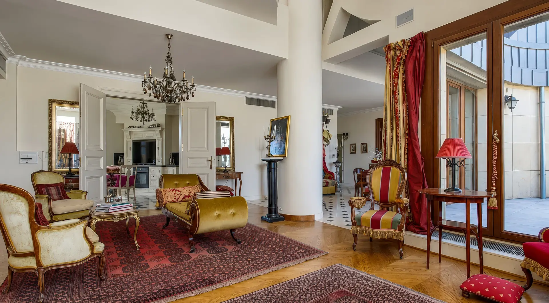 Penthouse Rezydencja Opera Warszawa – przestronny salon z wysokim sufitem, klasycznym wyposażeniem i wyjściem na taras