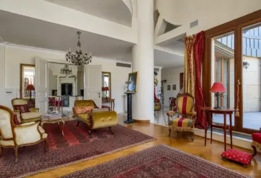 Penthouse Rezydencja Opera Warszawa – przestronny salon z wysokim sufitem, klasycznym wyposażeniem i wyjściem na taras