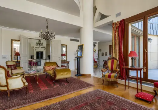 Penthouse Rezydencja Opera Warszawa – przestronny salon z wysokim sufitem, klasycznym wyposażeniem i wyjściem na taras