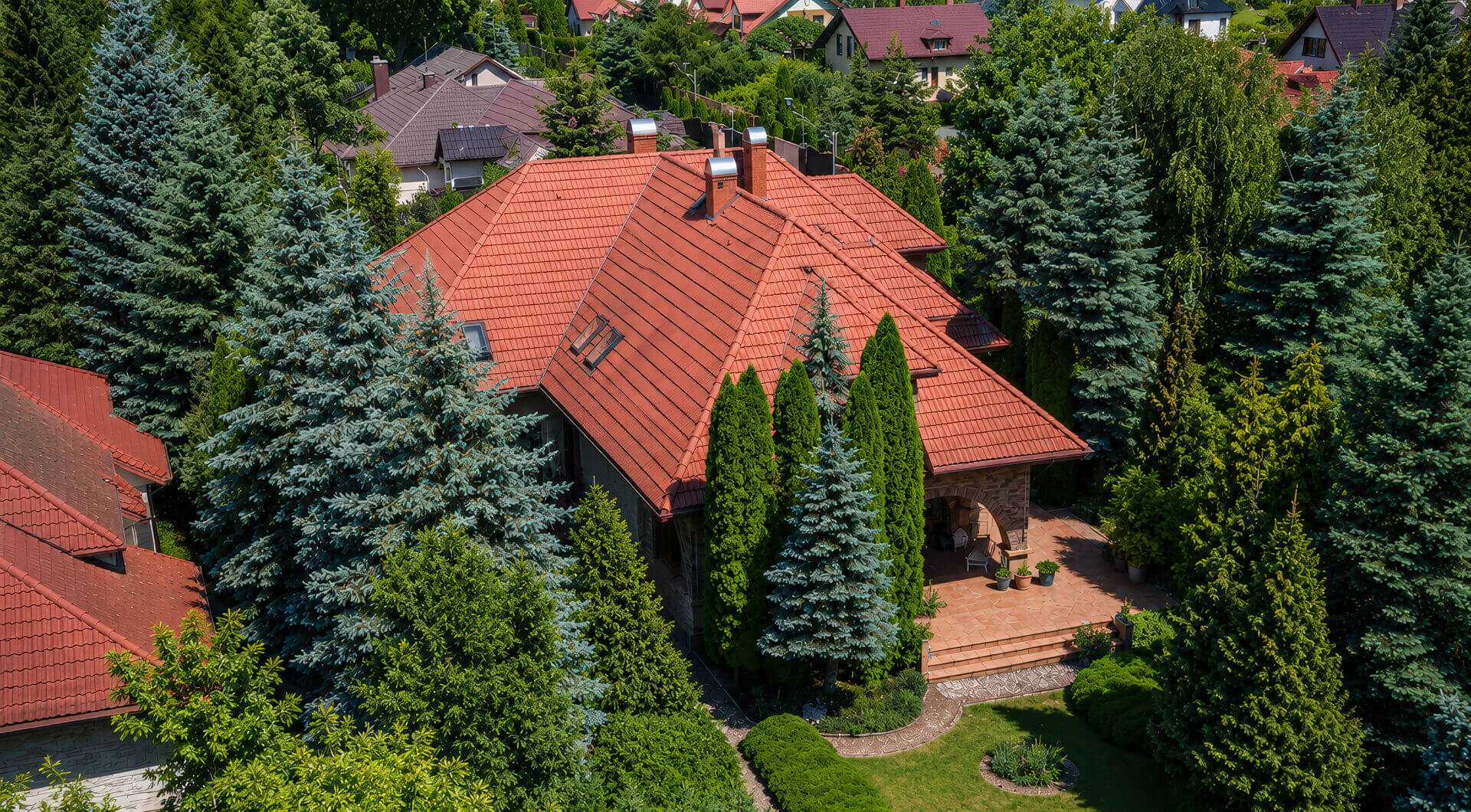 Rezydencja w Płocku widziana z lotu ptaka otoczona zielenią i eleganckim ogrodem