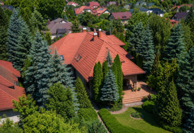 Rezydencja w Płocku widziana z lotu ptaka otoczona zielenią i eleganckim ogrodem