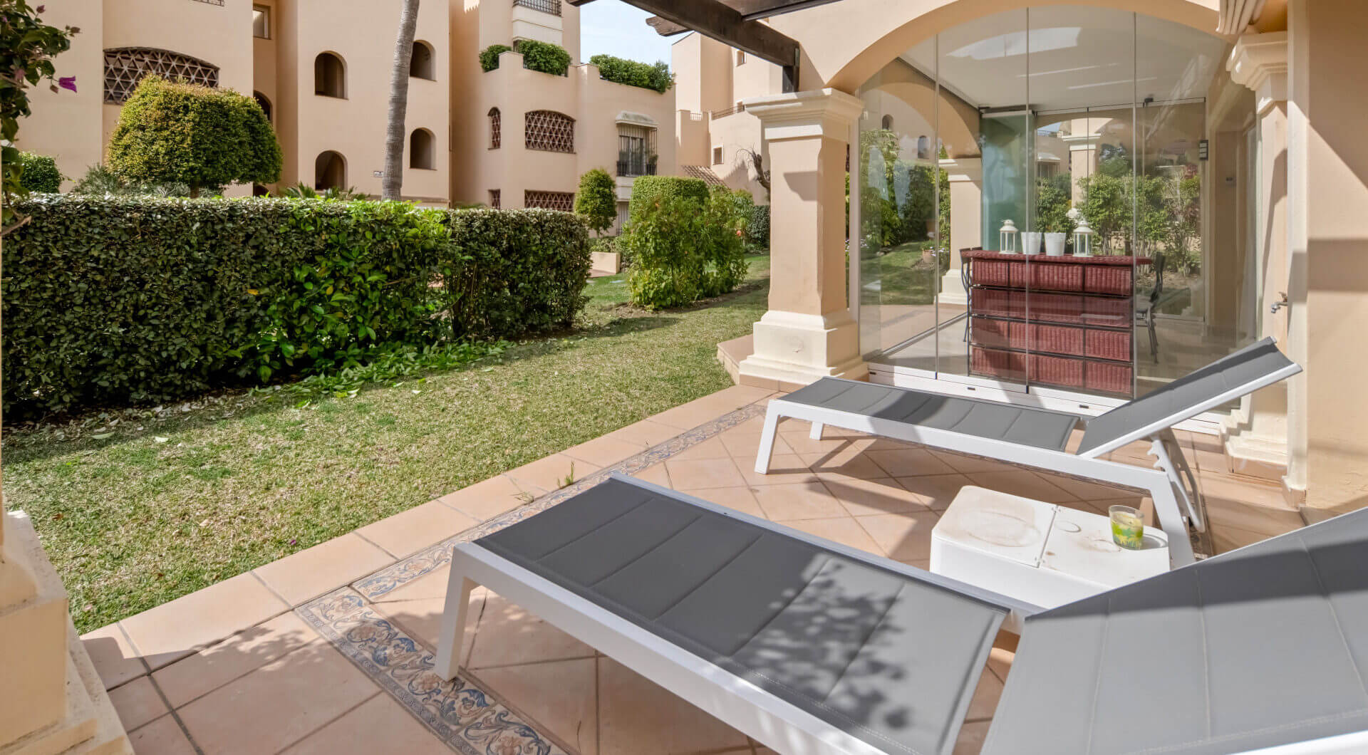 Elegancki Apartament na Parterze z Dostępem do Ogrodu w Hacienda Elviria